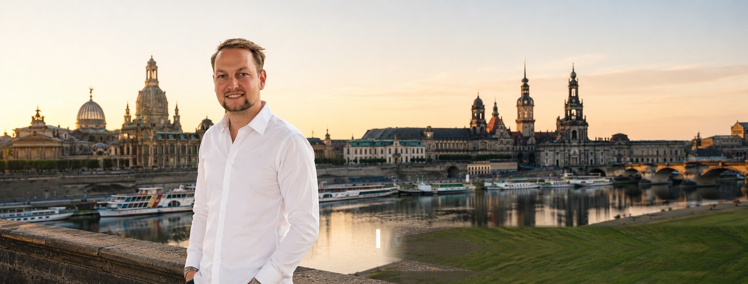 Rico Weiher vor der Dresdner Altstadt mit Frauenkirche, Brühlscher Terrasse und Hofkirche im Sonnenuntergang
